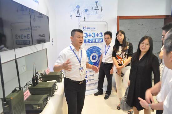 國家工信部無線電管理局、福建省工信廳等領(lǐng)導(dǎo)一行蒞臨北峰通信參觀指導(dǎo)