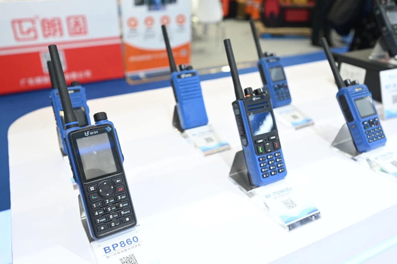美國(guó)警察使用什么類(lèi)型的對(duì)講機(jī)？
